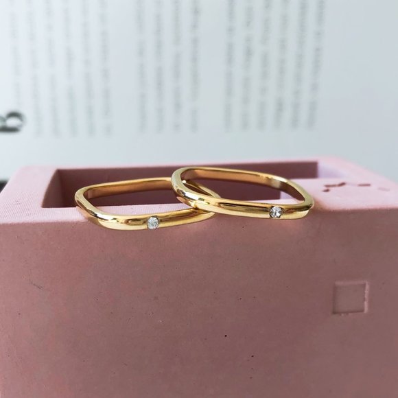 Size 7 Minimalist Gold Square Ring - Picture 2 of 5